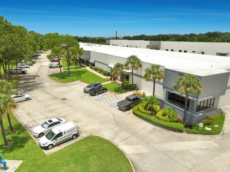 9824-9840 Currie Davis Dr, Tampa, FL à louer - Photo principale – Image 2 sur 4