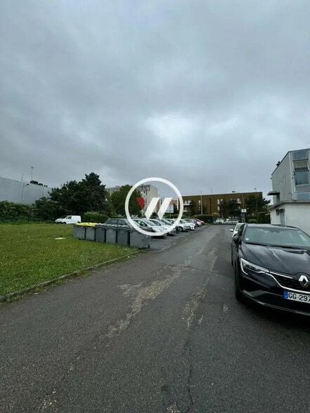 Local d'activités dans Garges-lès-Gonesse à vendre - Photo de l’immeuble – Image 3 sur 8