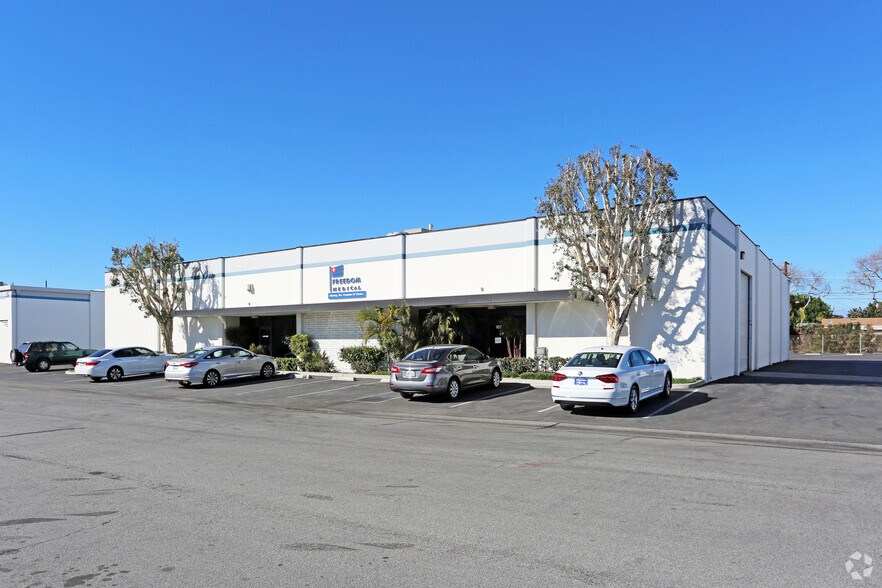 167-169 E Freedom Ave, Anaheim, CA à louer - Photo de l’immeuble – Image 3 sur 7