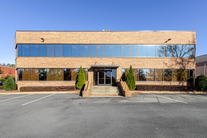 1960 Crossbeam Dr, Charlotte, NC à vendre - Photo de l’immeuble – Image 2 sur 17