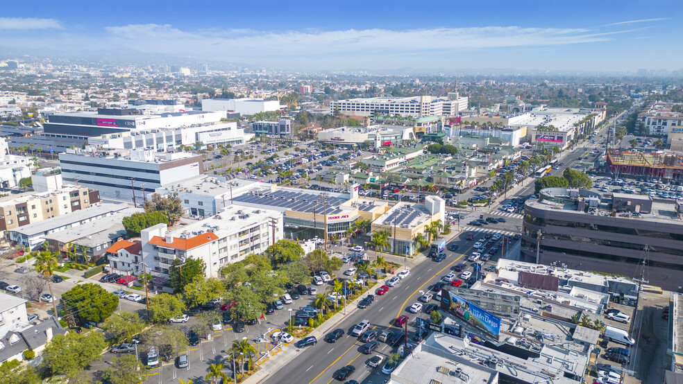 110 S Fairfax Ave, Los Angeles, CA à louer - Photo de l’immeuble – Image 3 sur 6