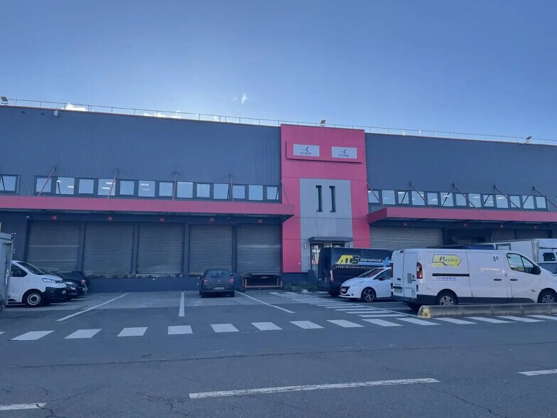 Local d’activités dans Le Blanc-Mesnil à louer - Photo de l’immeuble – Image 3 sur 8