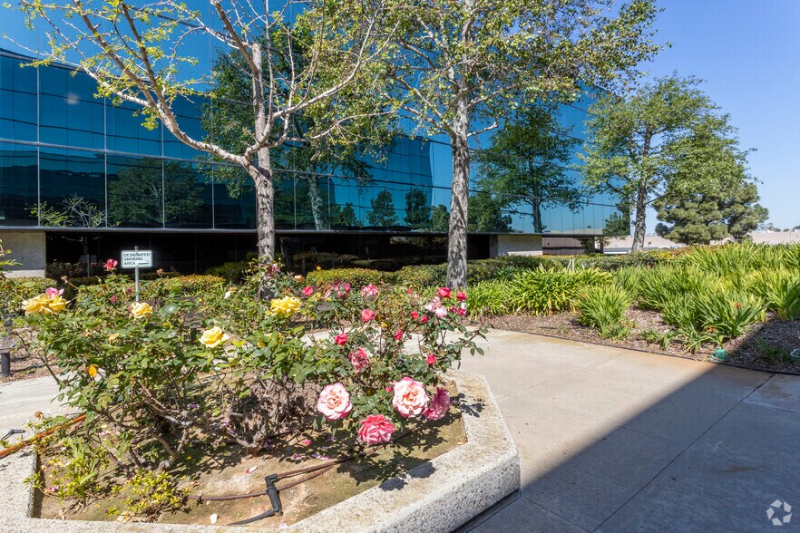 7675 Dagget St, San Diego, CA à louer - Photo de l’immeuble – Image 3 sur 9