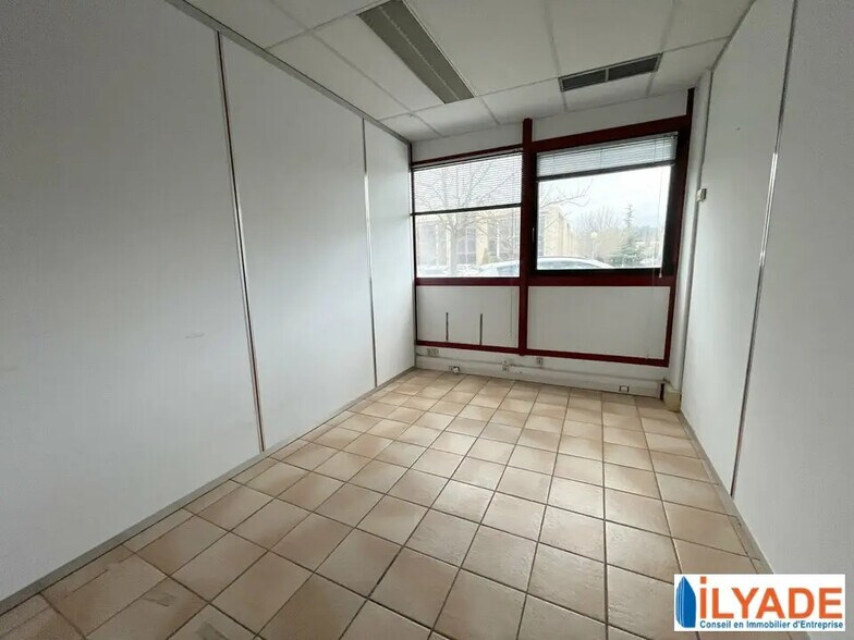 Bureau dans Meyreuil à louer - Photo de l’immeuble – Image 3 sur 5