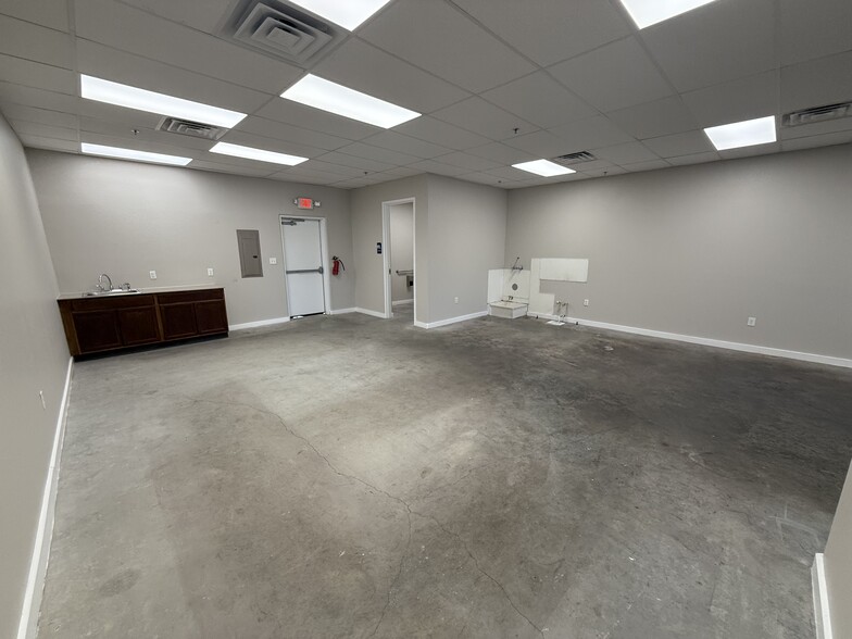 1101 Bunton Creek Rd, Kyle, TX à louer - Photo de l’immeuble – Image 1 sur 12