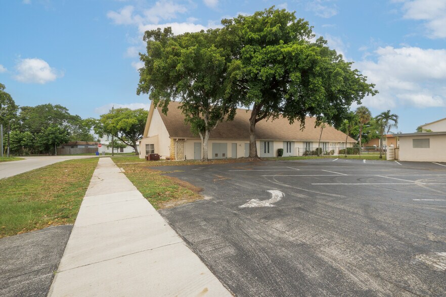725-731 10th St, Pompano Beach, FL portefeuille de 2 biens à vendre sur LoopNet.fr - Photo de l’immeuble – Image 2 sur 20