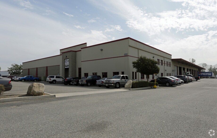 16025 Slover Ave, Fontana, CA à louer - Photo de l’immeuble – Image 1 sur 3