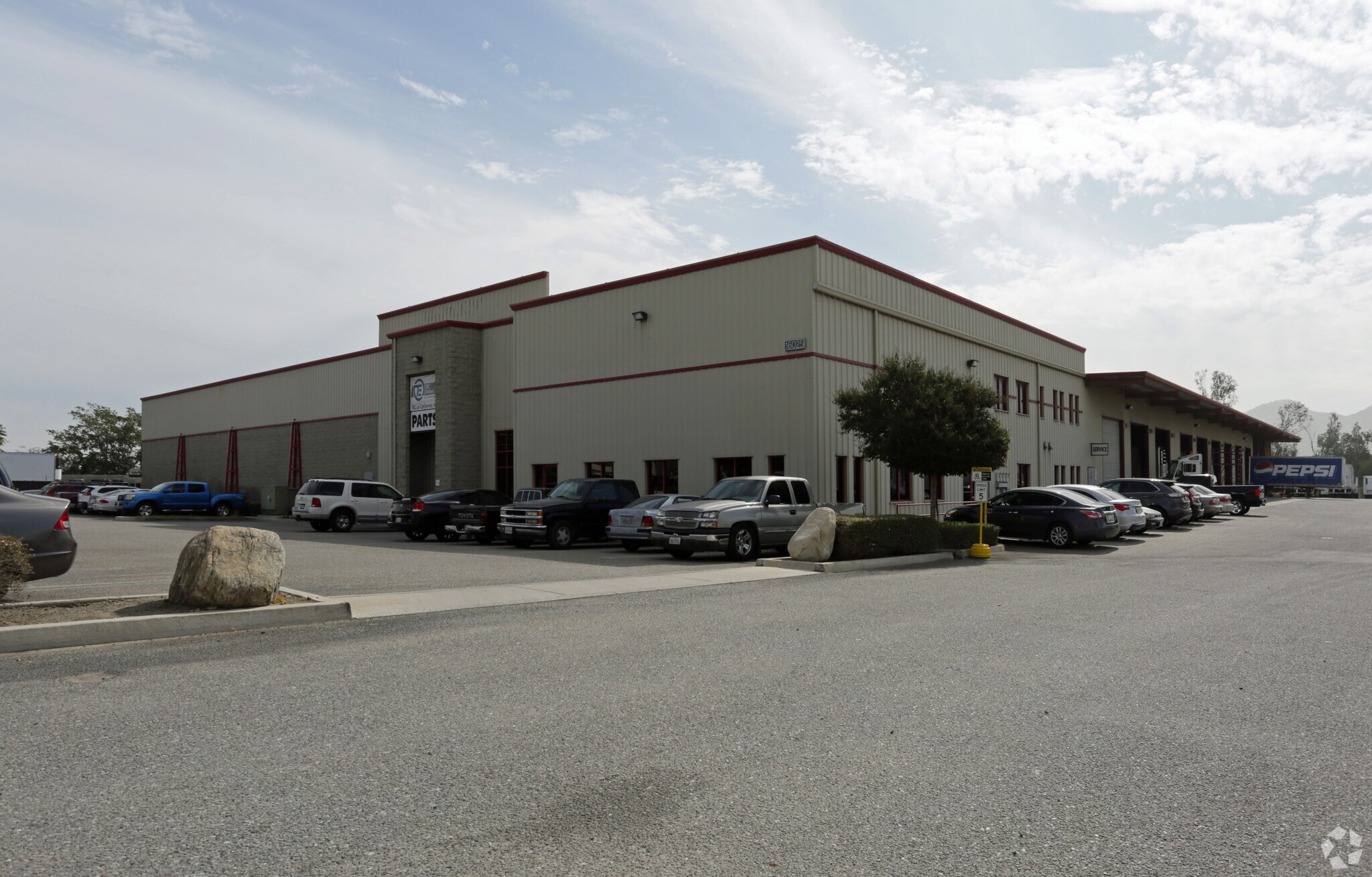 16025 Slover Ave, Fontana, CA à louer Photo de l’immeuble– Image 1 sur 4