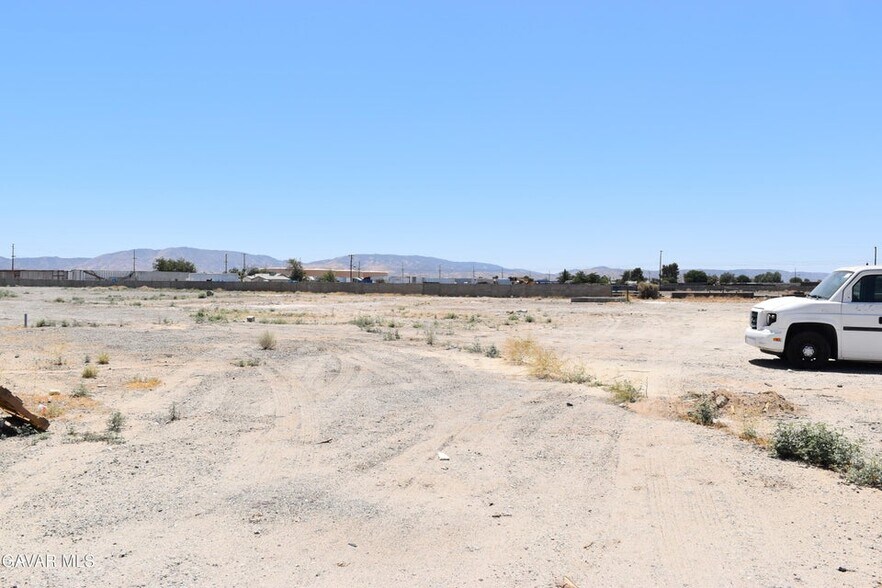 42155 8th St E, Lancaster, CA à louer - Photo de l’immeuble – Image 3 sur 11