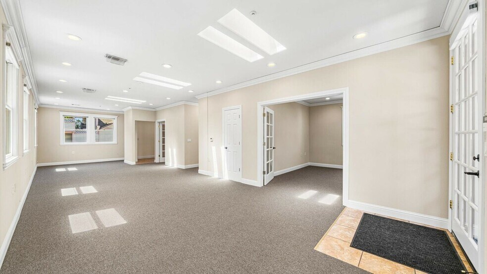 240 Spring St, Pleasanton, CA à louer - Photo intérieure – Image 2 sur 6