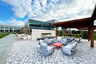 135 N McCarthy Blvd, Milpitas, CA à louer Photo de l’immeuble– Image 2 sur 2