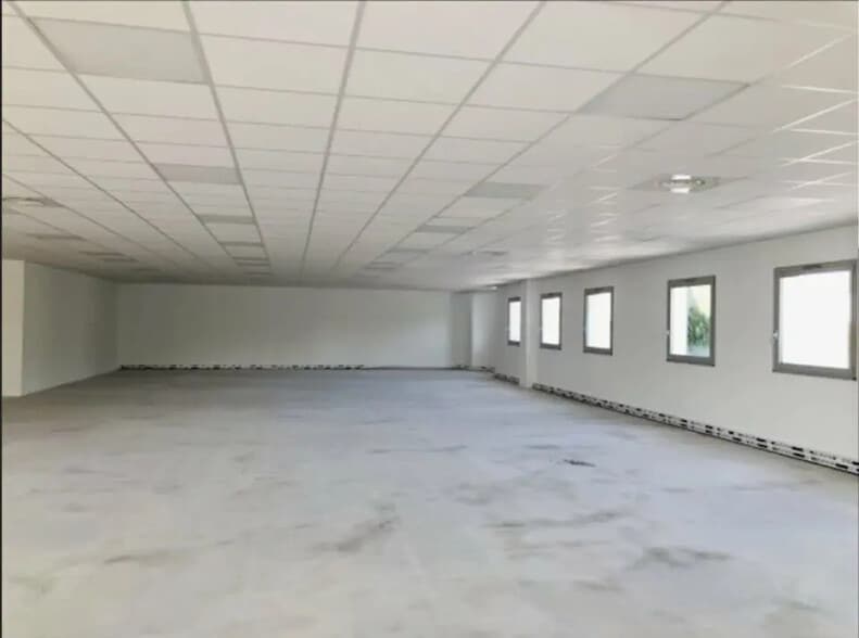 Bureau dans Saint-Priest à louer - Photo intérieure – Image 3 sur 11