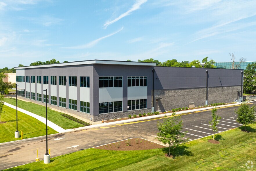 31 Farinella Dr, East Hanover, NJ à vendre - Photo de l’immeuble – Image 2 sur 10