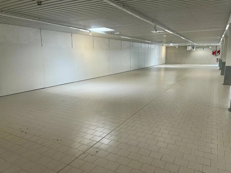 Local commercial dans Saint-Martin-de-Crau à louer - Photo de l’immeuble – Image 2 sur 7