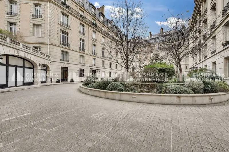 51-55 Avenue Montaigne, Paris à louer - Photo de l’immeuble – Image 2 sur 12