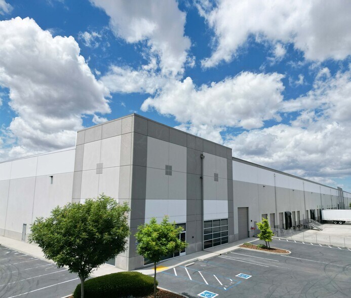 8670 Fruitridge Rd, Sacramento, CA à louer - Photo de l’immeuble – Image 2 sur 13