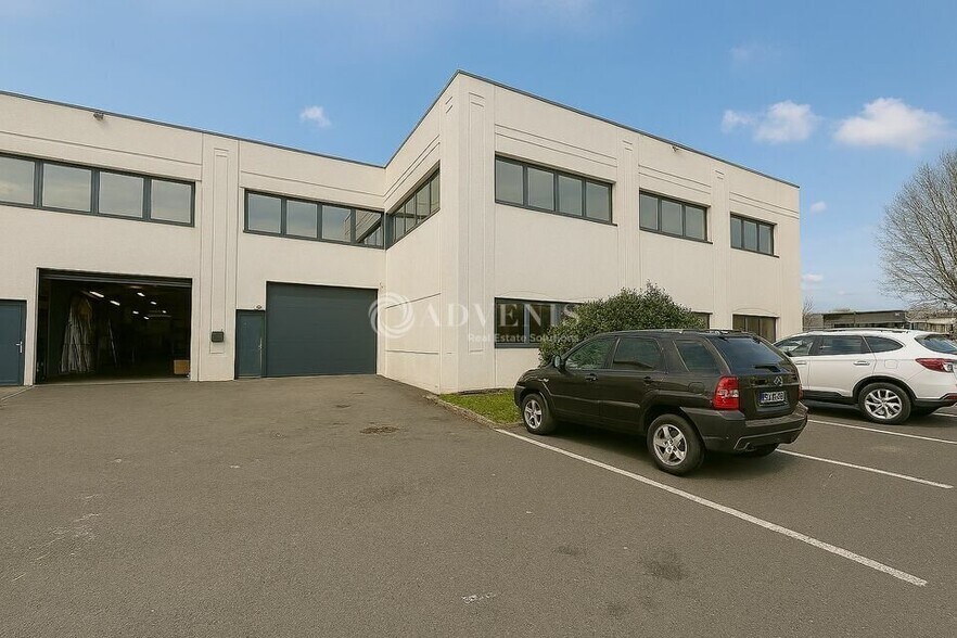 Local d’activités dans Villeneuve-la-Garenne à louer - Photo de l’immeuble – Image 2 sur 8
