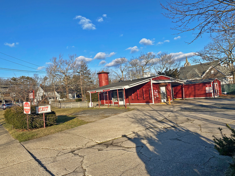 1 Main St, Center Moriches, NY à vendre - Photo de l’immeuble – Image 2 sur 6