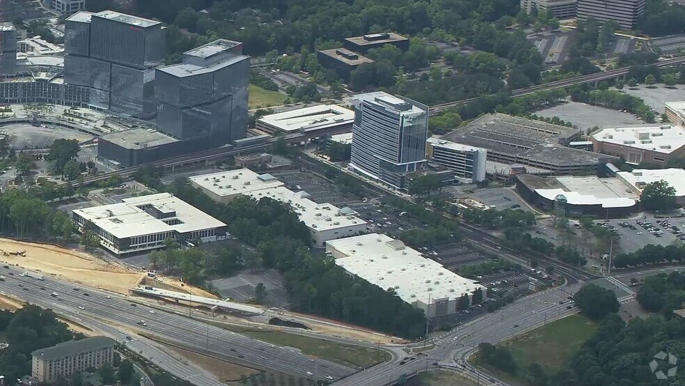 1121-1181 Hammond Dr NE, Atlanta, GA à louer - Vidéo aérienne – Image 2 sur 10