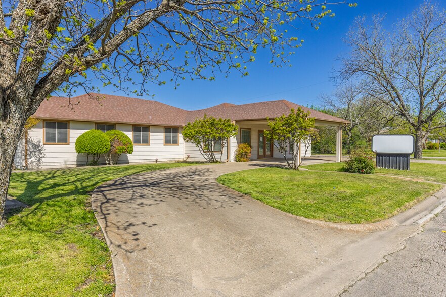 111 N Johnson St, Farmersville, TX à vendre - Photo de l’immeuble – Image 3 sur 30