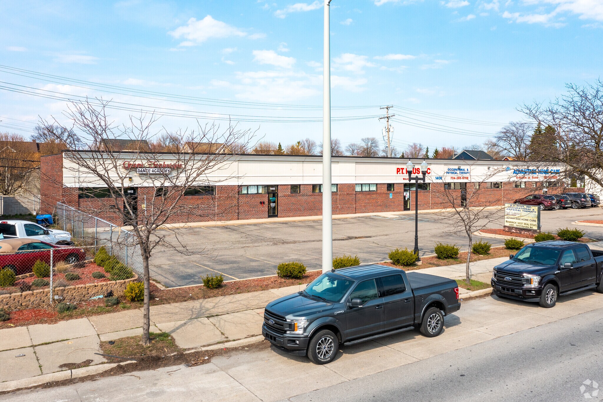 1404-1412 Eureka Rd, Wyandotte, MI à louer Photo principale– Image 1 sur 13