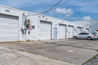 3507-3530 NW 10th Ave, Oakland Park, FL à louer Photo intérieure– Image 1 sur 9