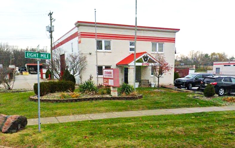 31700 Eight Mile Rd, Farmington Hills, MI à louer Photo principale– Image 1 sur 2