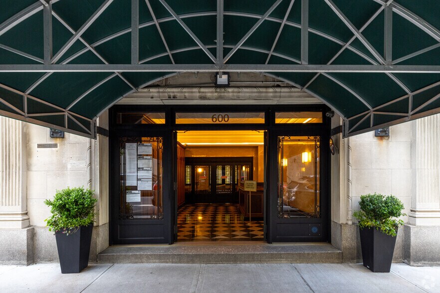 600 W 111th St, New York, NY à louer - Photo de l’immeuble – Image 3 sur 5