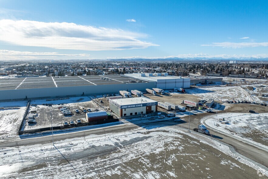 5235 28 Av SE, Calgary, AB à louer - Aérien – Image 3 sur 3