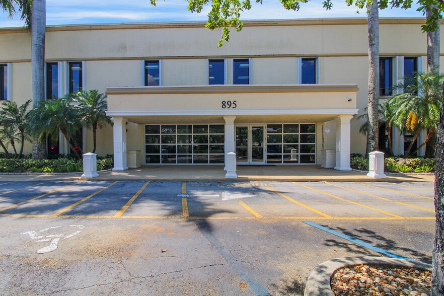 895 SW 30th Ave, Pompano Beach, FL à louer - Photo de l’immeuble – Image 2 sur 21