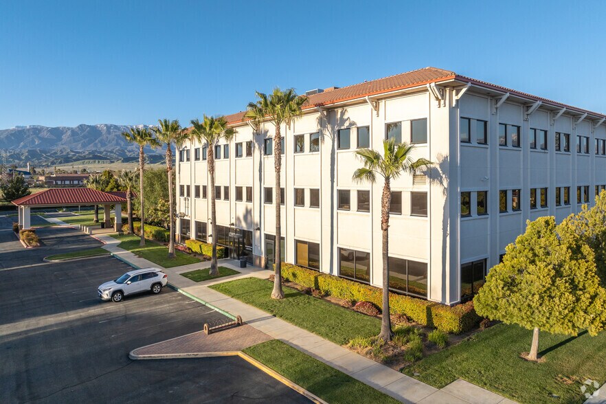 81 S Highland Springs Ave, Beaumont, CA à louer - Photo principale – Image 1 sur 19