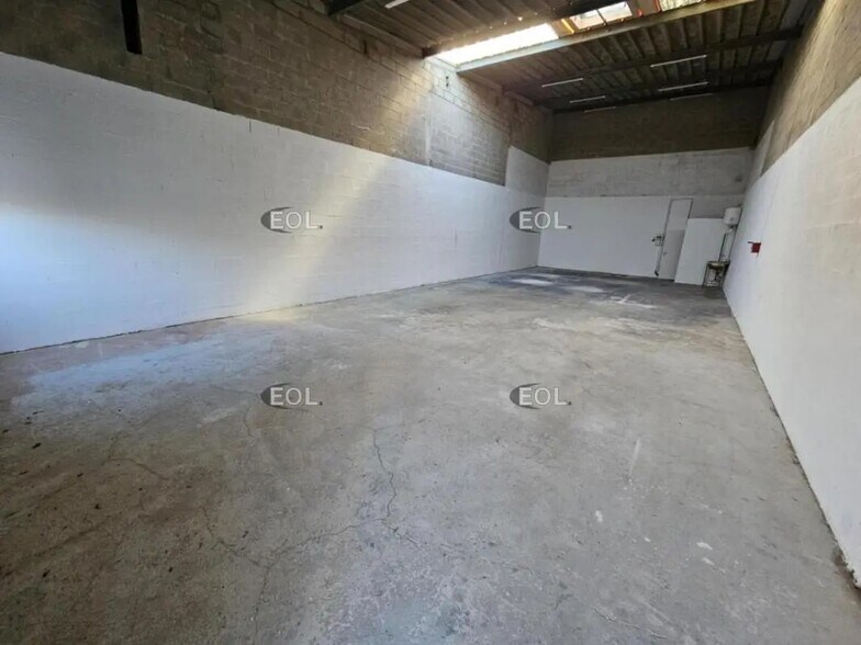 Local d’activités dans Villeneuve-Saint-Georges à louer - Photo de l’immeuble – Image 3 sur 3