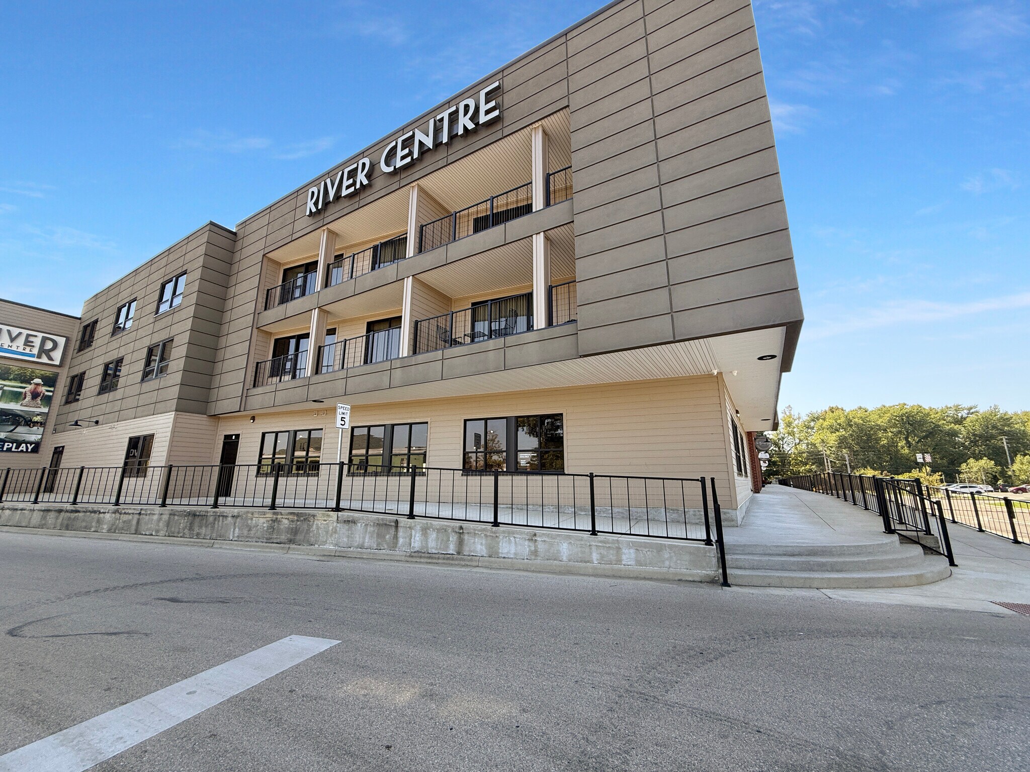 225 River Centre Landing, Jasper, IN à louer Photo de l’immeuble– Image 1 sur 3