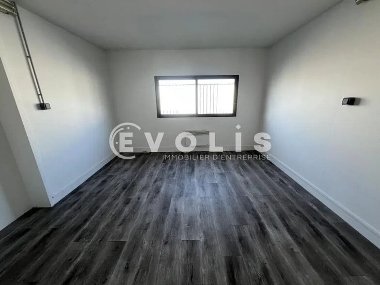 Bureau dans Combs-la-Ville à louer - Photo intérieure – Image 3 sur 8