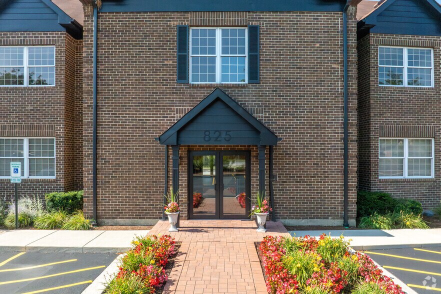 825 E Golf Rd, Arlington Heights, IL à louer - Photo de l’immeuble – Image 3 sur 16