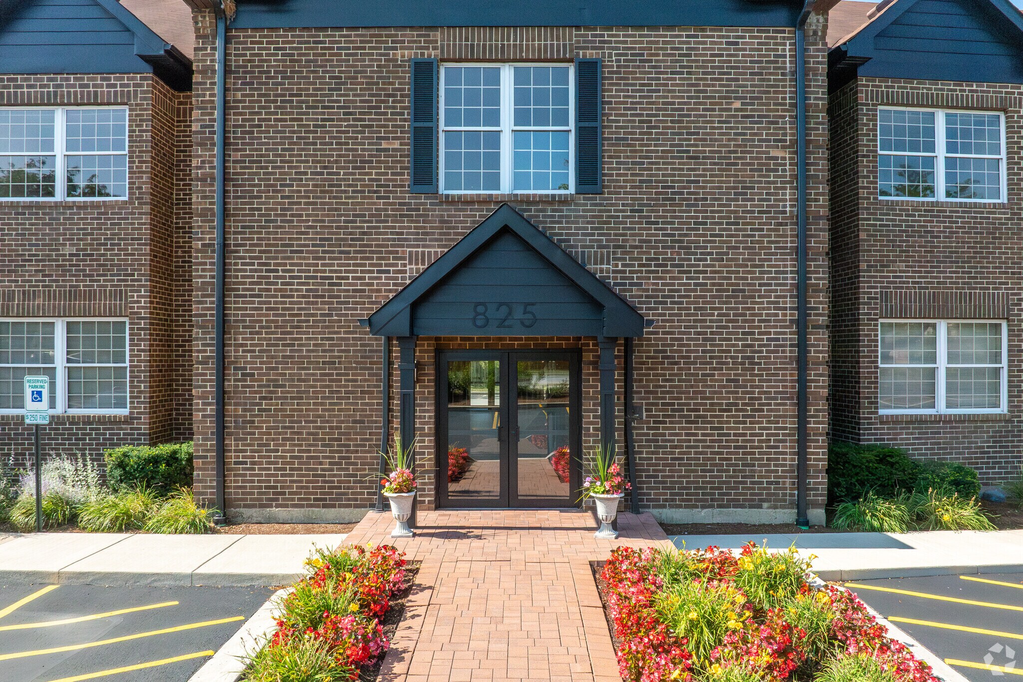 825 E Golf Rd, Arlington Heights, IL à louer Photo de l’immeuble– Image 1 sur 18