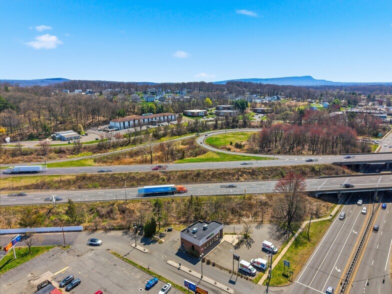 613 Queen St, Southington, CT à vendre - Photo de l’immeuble – Image 2 sur 48