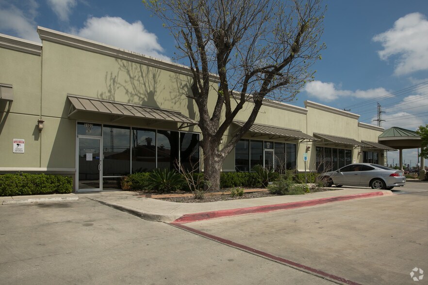 7127 Somerset Rd, San Antonio, TX à louer - Photo de l’immeuble – Image 3 sur 38