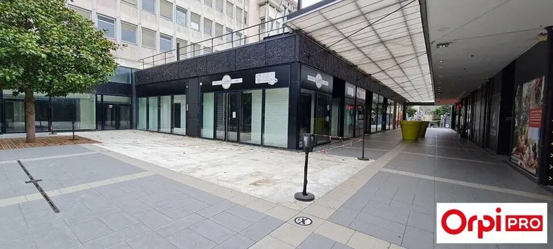 Local commercial dans Saint-Brieuc à louer Photo de l’immeuble– Image 1 sur 6