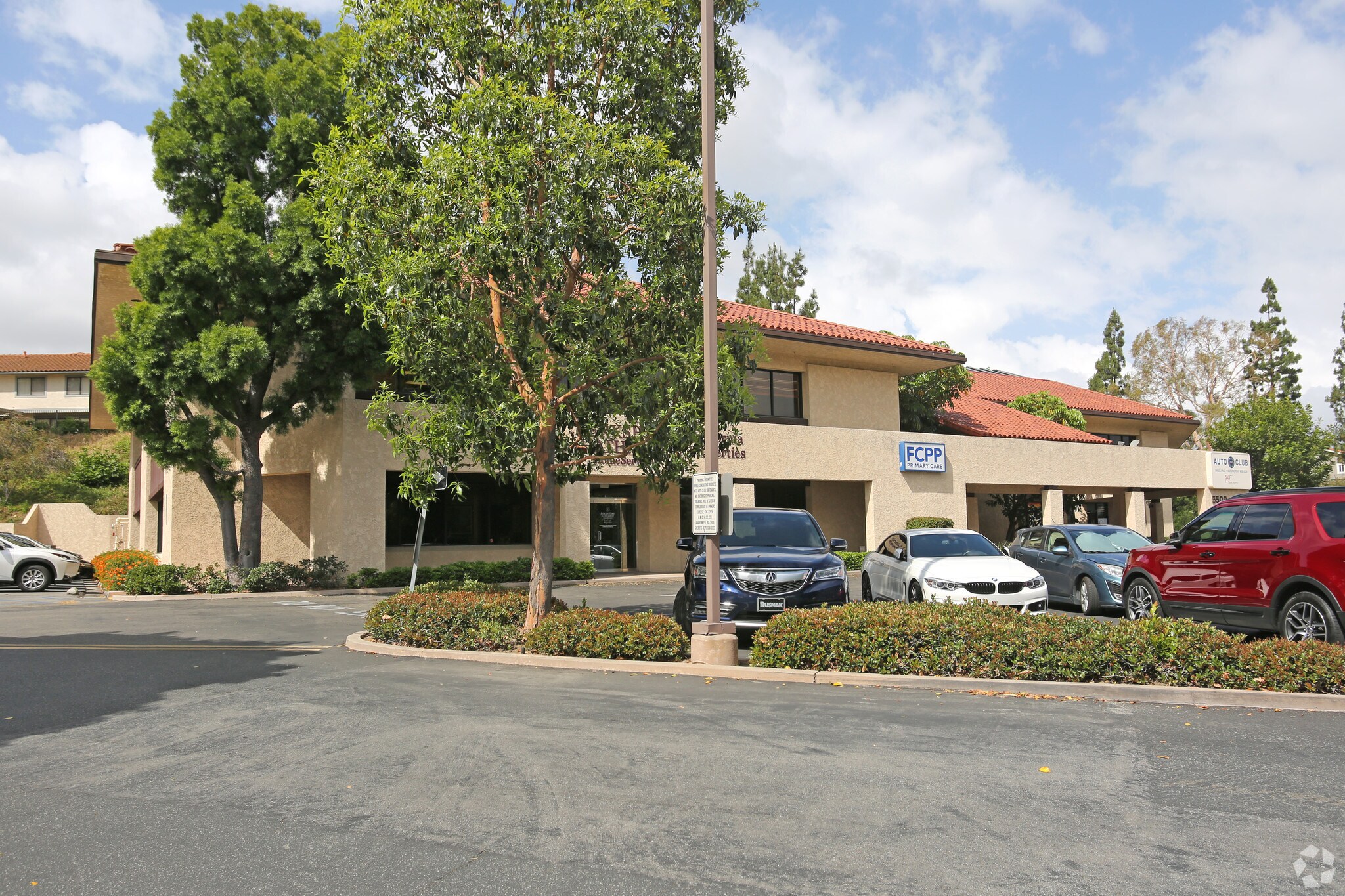 5500 E Santa Ana Canyon Rd, Anaheim, CA à louer Photo de l’immeuble– Image 1 sur 7