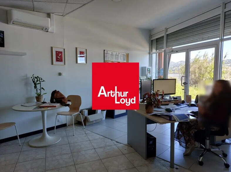 Local d'activités dans La Seyne-sur-Mer à vendre - Photo de l’immeuble – Image 1 sur 11