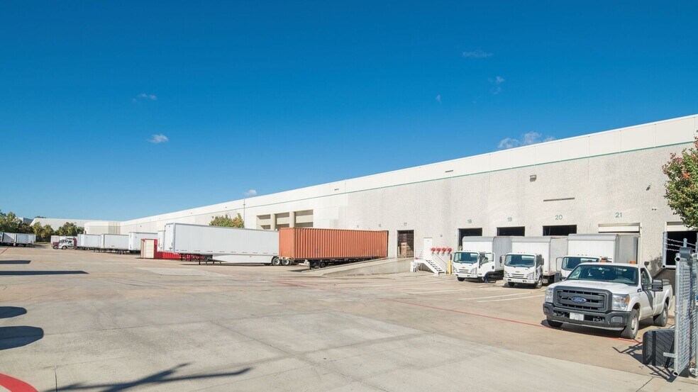 2951 N Great Southwest Pky, Grand Prairie, TX à louer - Photo de l’immeuble – Image 2 sur 3