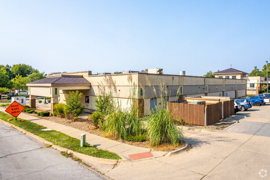 6601 University Ave, Windsor Heights, IA à louer - Photo de l’immeuble – Image 3 sur 4