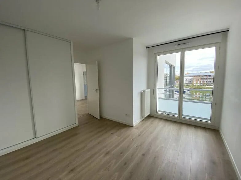 Bureau dans L'Isle-Adam à louer - Photo de l’immeuble – Image 2 sur 8