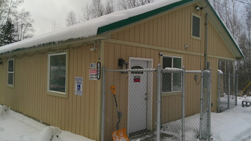 689 Whitney Dr, Fairbanks, AK à vendre - Photo principale – Image 1 sur 13