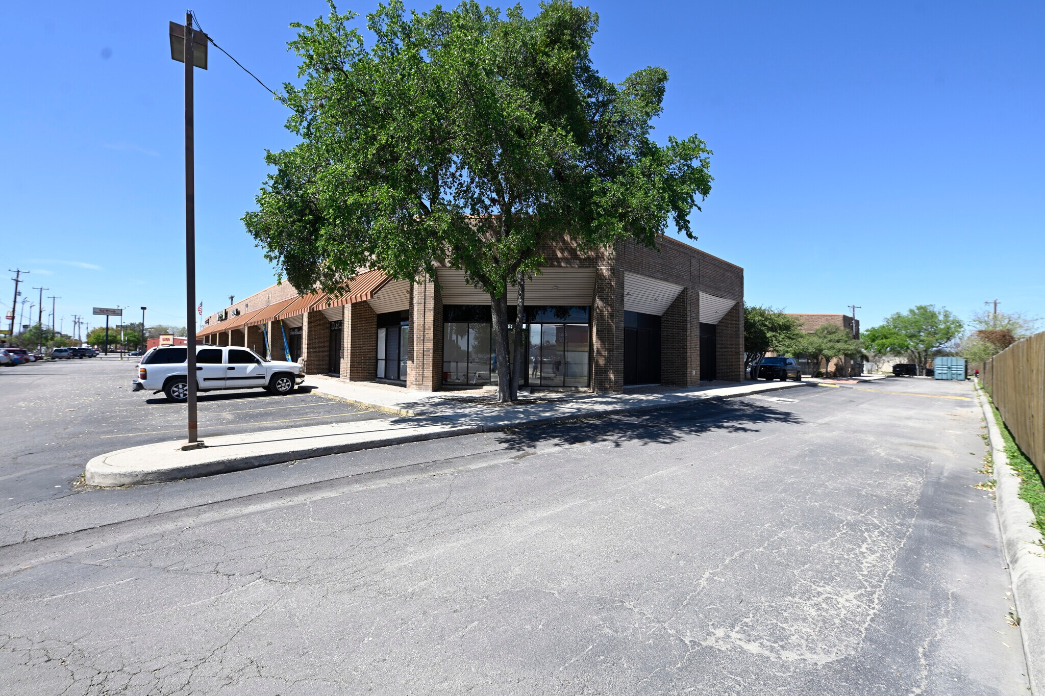 1313 SE Military Dr, San Antonio, TX à louer Photo de l’immeuble– Image 1 sur 9