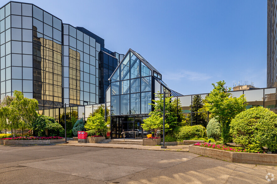 1 Av Holiday, Pointe-claire, QC à louer - Photo de l’immeuble – Image 3 sur 5