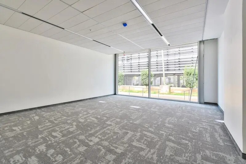 2 Rue Stephenson, Montigny-le-Bretonneux à louer - Photo de l’immeuble – Image 2 sur 9