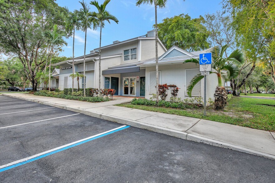 1208 N University Dr, Plantation, FL à louer - Photo de l’immeuble – Image 3 sur 12