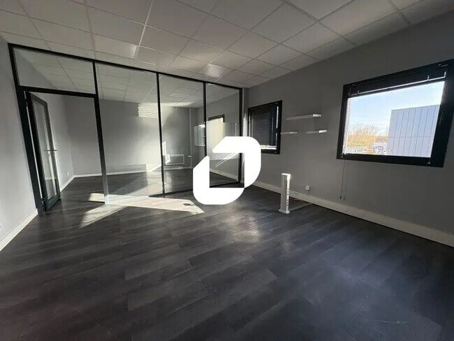 Plus de détails pour Bureau, Local d'activités à louer